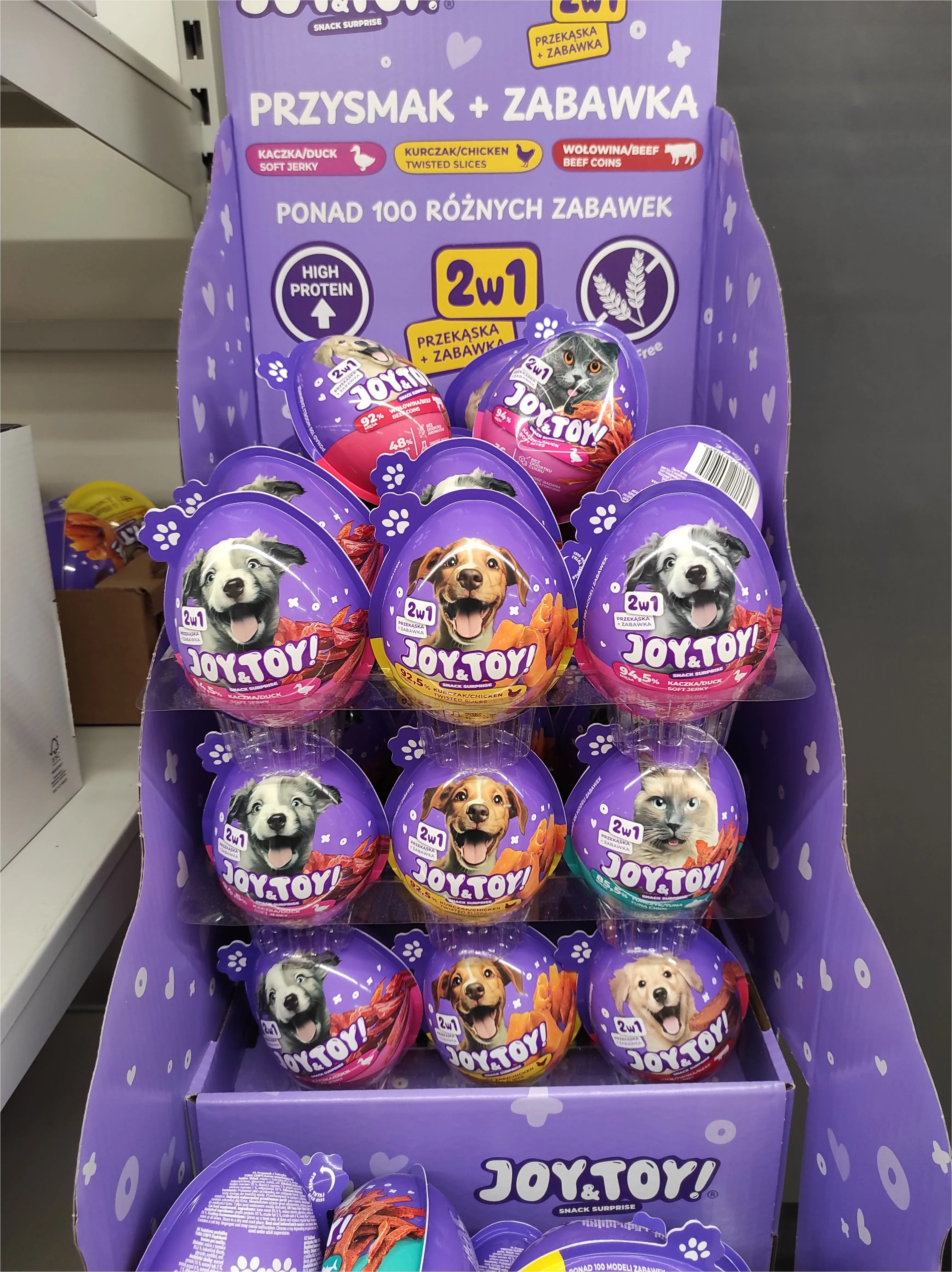 Zdjęcie: stojak z przysmakami Joy&Toy w opakowaniach jak jajka niespodzianki