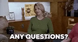 Femme en pull vert dans un bureau, avec la légende « Any questions? »