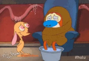 Personnage de dessin animé malade, emmitouflé, les pieds dans un bac d’eau