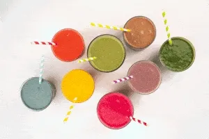 Smoothies colorés dans des verres avec des pailles, vus du dessus